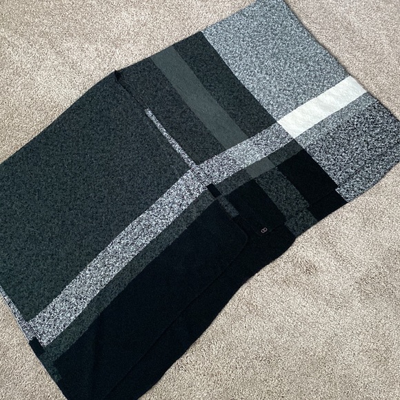 CALIA by Carrie Underwood Wrap - Picture 7 of 11